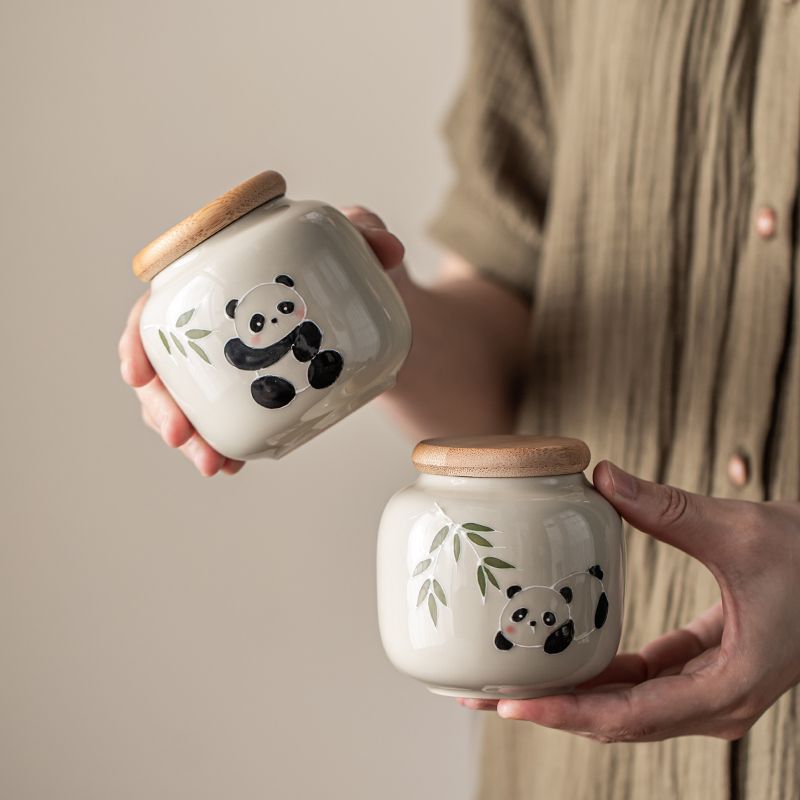 Grass and wood ash hand-painted panda sealed tea can, convenient ceramic tea can storage